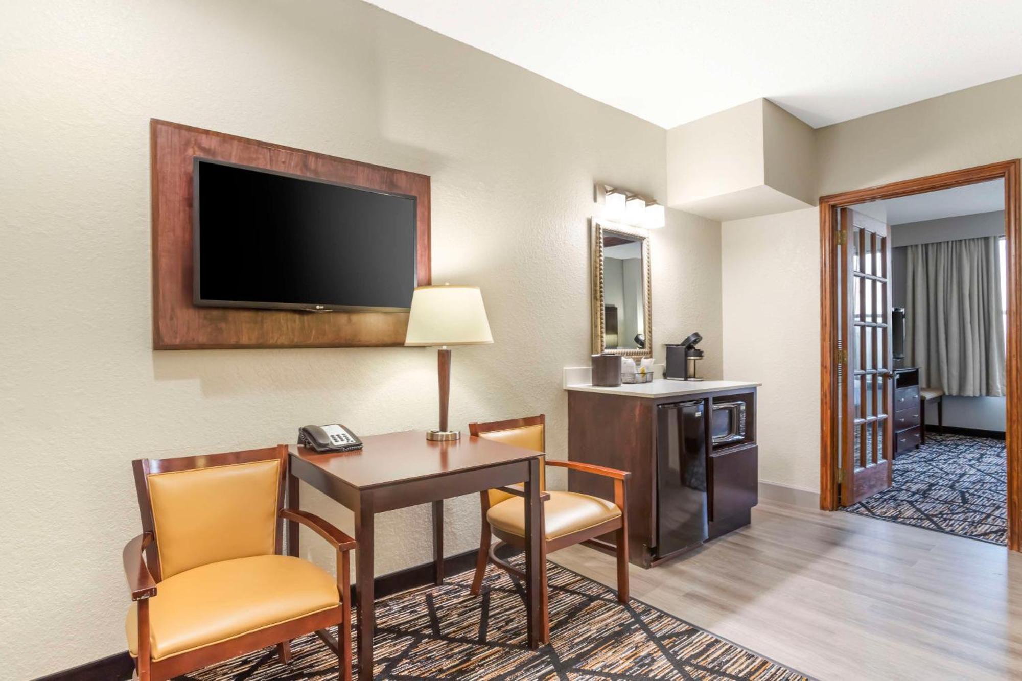 Best Western Plus Hobby Airport Inn And Suites Хьюстон Экстерьер фото