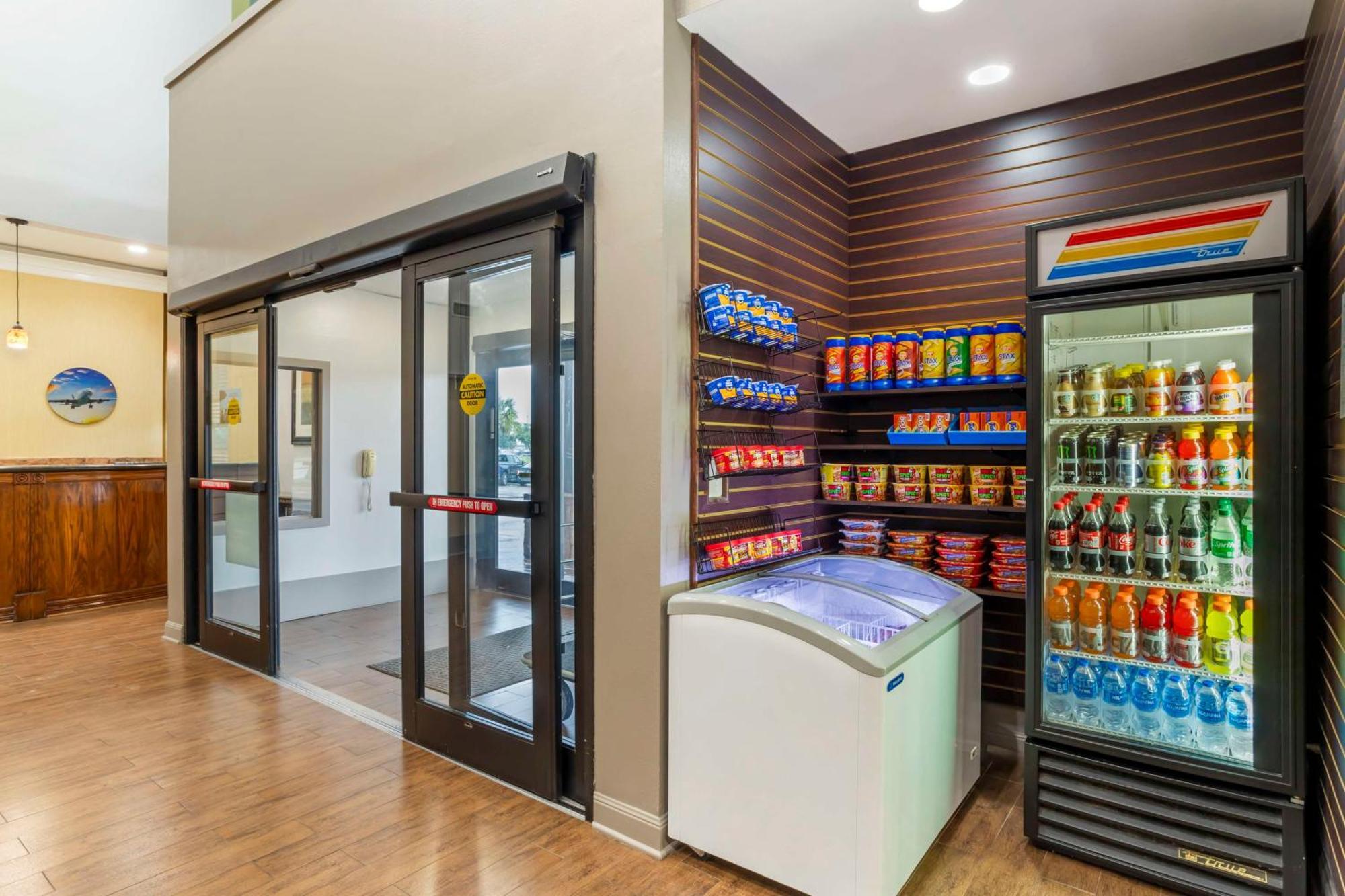Best Western Plus Hobby Airport Inn And Suites Хьюстон Экстерьер фото