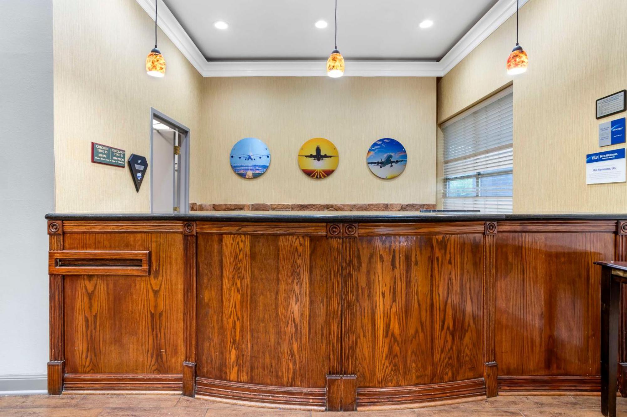 Best Western Plus Hobby Airport Inn And Suites Хьюстон Экстерьер фото